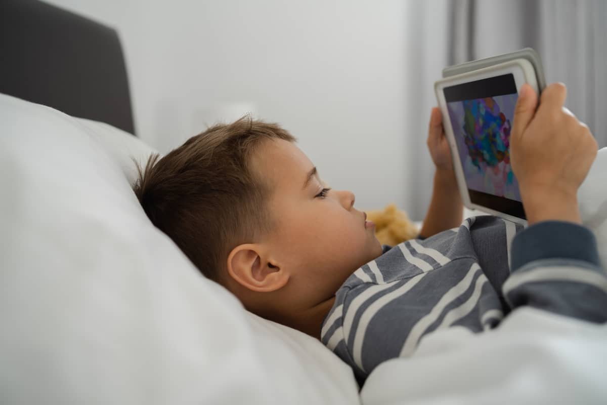 Screens for under-twos should be avoided, study says